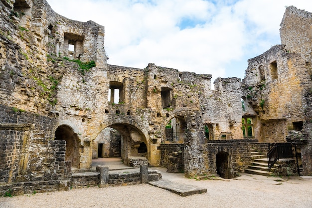 Ruinas del antiguo castillo, antiguo edificio de piedra, Europa, panorama. Arquitectura tradicional europea, lugares famosos para el turismo y los viajes