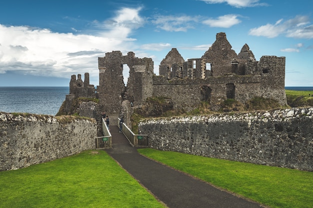 Ruinas del antiguo castillo en la costa norte de Irlanda