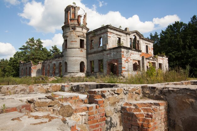 Ruinas de un antiguo castillo Tereshchenko Grod en Zhitomir, Ucrania