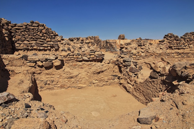 Las ruinas del antiguo monasterio de Ghazali en el desierto del Sahara en Sudán, África