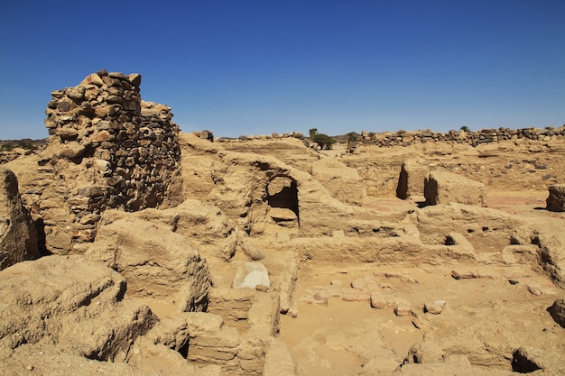 Las ruinas del antiguo monasterio de Ghazali en el desierto del Sahara en Sudán, África