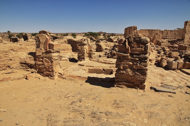 Las ruinas del antiguo monasterio de Ghazali en el desierto del Sahara en Sudán, África