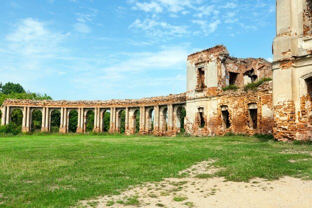 Ruinas de un antiguo palacio del siglo XVI, contra el cielo azul