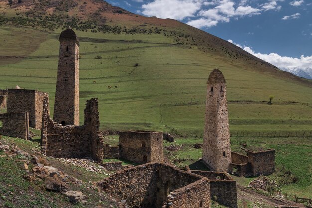 Ruinas de un antiguo pueblo de montaña ingush con torres de piedra y casas Ingushetia Rusia