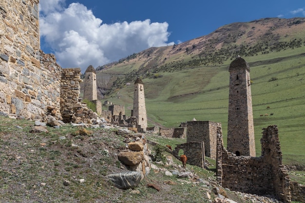 Ruinas de un antiguo pueblo de montaña ingush con torres de piedra y casas Ingushetia Rusia