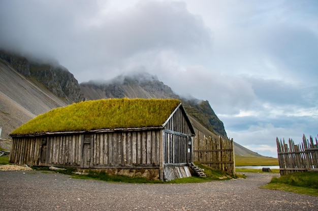 Ruinas del antiguo pueblo vikingo de Kattegatt con playa de arena negra, barco vikingo, Océano Atlántico Islandia