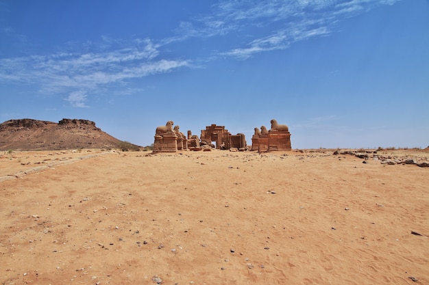 Las ruinas de un antiguo templo egipcio en el desierto del Sahara de Sudán, Nubia