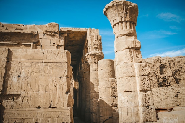 Foto las ruinas del antiguo templo de horus en edfu, egipto.