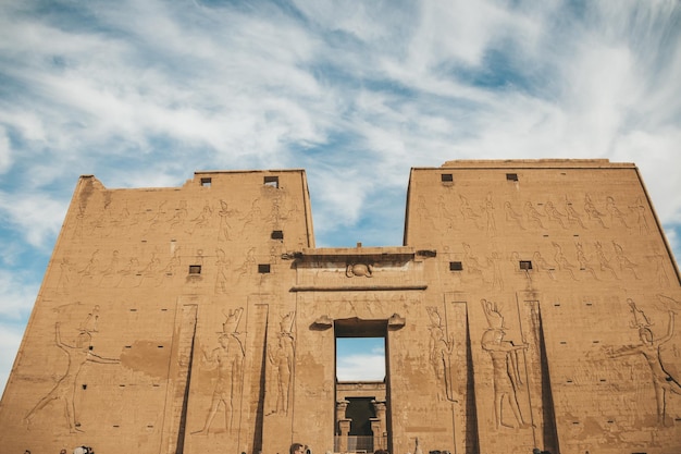 Foto las ruinas del antiguo templo de horus en edfu, egipto.