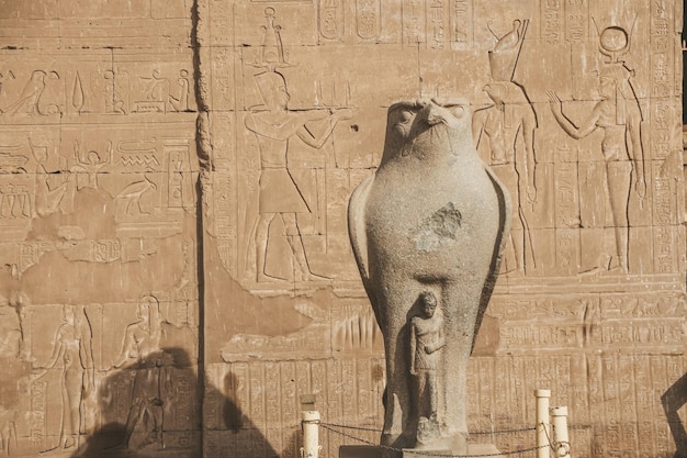 Foto las ruinas del antiguo templo de horus en edfu, egipto.