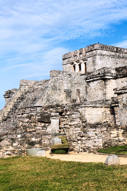 Ruínas arqueológicas de tulum, no méxico, com céu azul