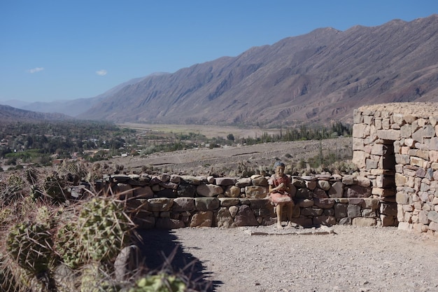 Foto ruinas arqueológicas de pucara de tilcara en jujuy argentina paisaje desértico en las montañas de los andes