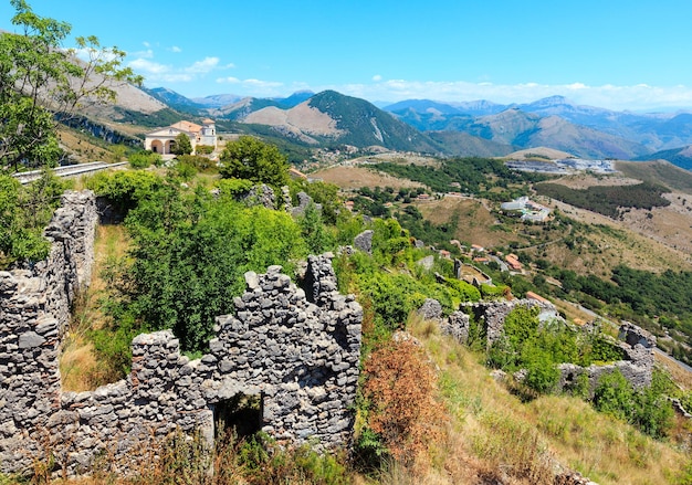 Ruinas del asentamiento original de Maratea Italia