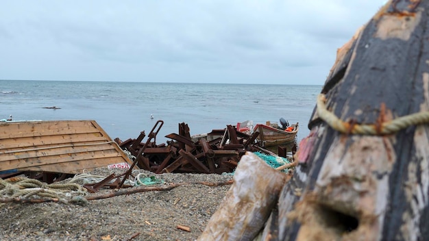 Ruinas de barcos de pesca y basura en la costa