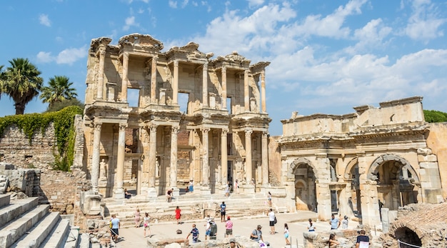 Ruinas de la biblioteca Celsius en la antigua ciudad de Éfeso en Turquía