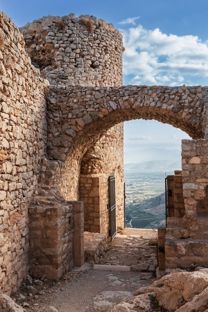 Ruinas bien conservadas de la antigua fortaleza griega Larisa con muros de piedra y torres Argos Grecia