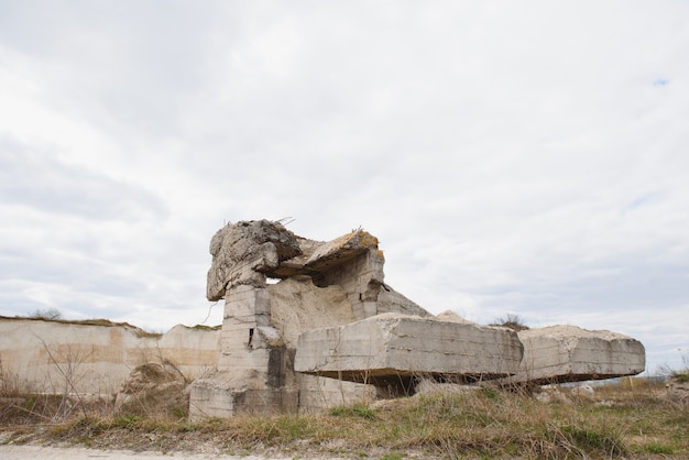 Las ruinas del búnker alemán en la playa de Normandía