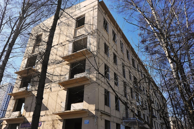 Ruinas de una casa de demolición de casas antiguas bajo el programa de renovación en el norte de Izmailovo Moscú