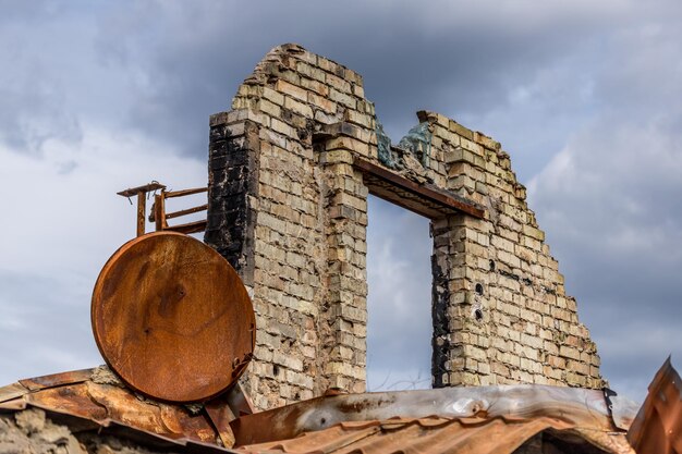 Ruinas de una casa particular. casa quemada. Una antena parabólica oxidada. Vida arruinada. Restos del edificio.