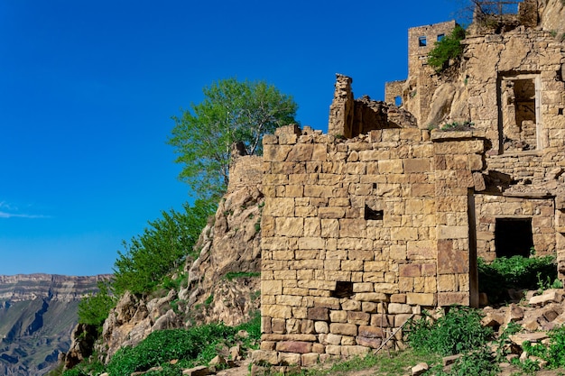 Ruinas de casas en la ladera de una montaña en el pueblo vacío de Gamsutl Daguestán