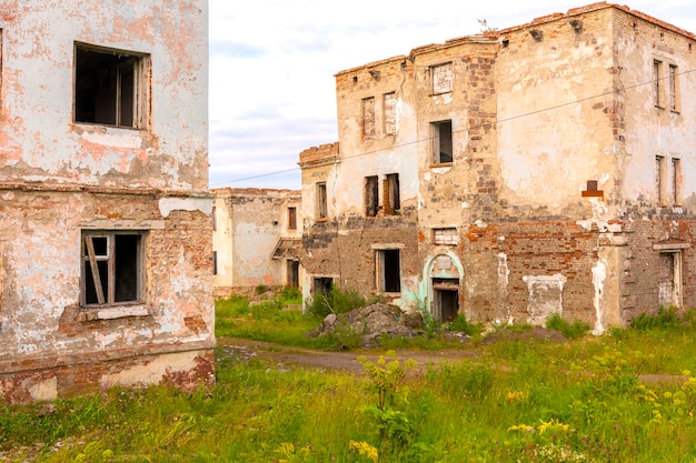 Foto ruinas de casas de ladrillo de poca altura en la ciudad vacía de vorgashor rusia