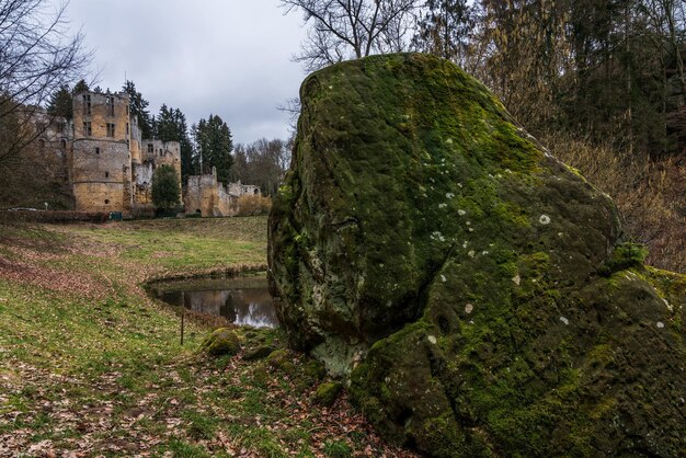 Foto las ruinas del castillo de beaufort luxemburgo