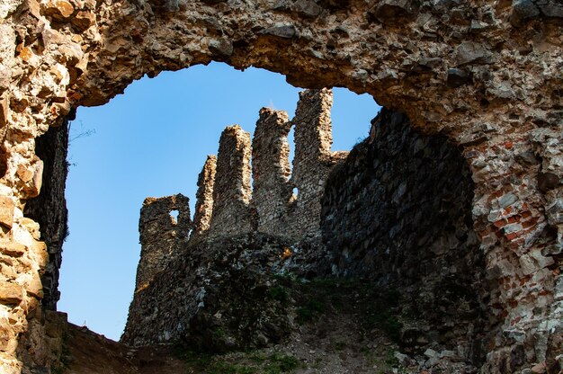 Las ruinas del castillo en la ciudad de Khust Transcarpacia