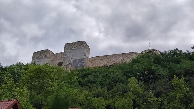 Las ruinas del castillo de Ilza en Polonia