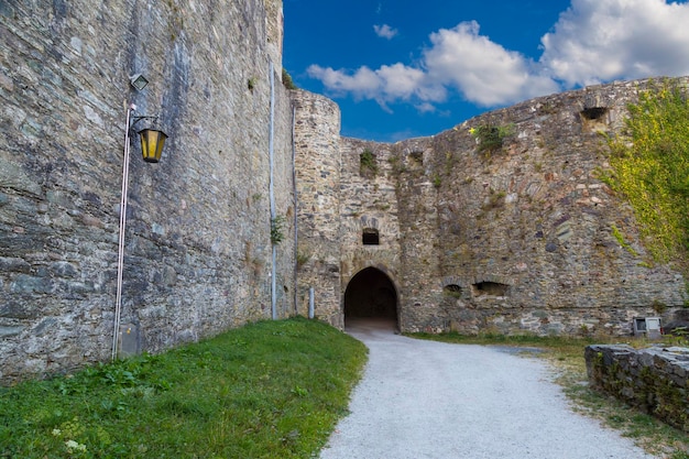 Ruinas del castillo Koenigstein Muralla de la fortaleza de Konigstein contra el cielo azul nublado entrada al castillo Koenigstein im Taunus Hesse Alemania ciudad histórica cerca de Frankfurt