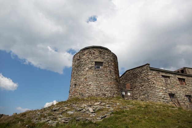 Foto ruinas del castillo en lo alto de las montañas