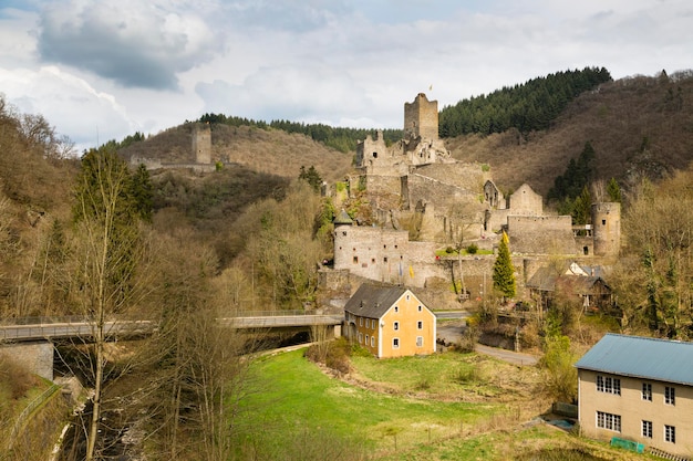 Las ruinas del castillo de Manderscheid Eifel Alemania