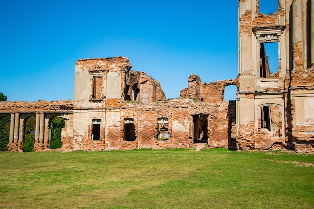 Las ruinas de un castillo medieval en Ruzhany. Vista del antiguo palacio en ruinas con columnas. Región de Brest, Bielorrusia.