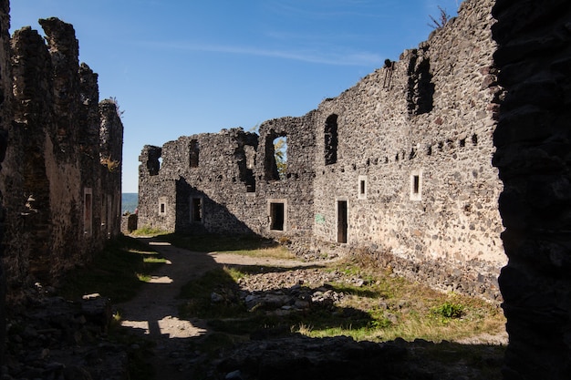 Ruinas del castillo Nevytske en la región transcarpática. Foto de Uzhgorod. Castillo de Nevitsky construido en el siglo XIII. Ucrania.