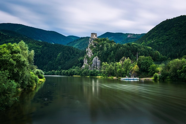 Ruinas del castillo de Strecno y del río Vah en Eslovaquia