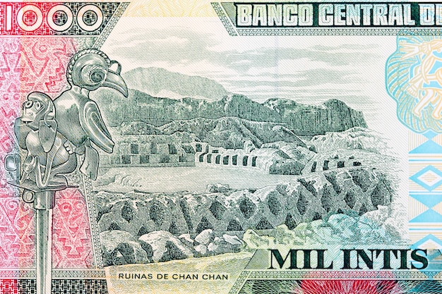 Ruinas de Chan Chan del antiguo dinero peruano