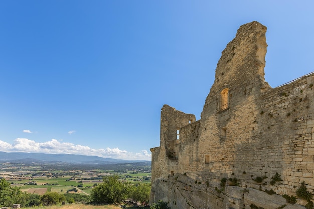 Ruinas del Chateau du Marquis de Sade descripción general del valle de Calavon en un día soleado de verano Vaucluse France