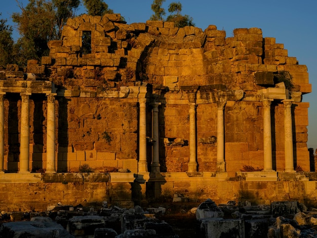 Ruinas de la ciudad de la era romana y griega al atardecer