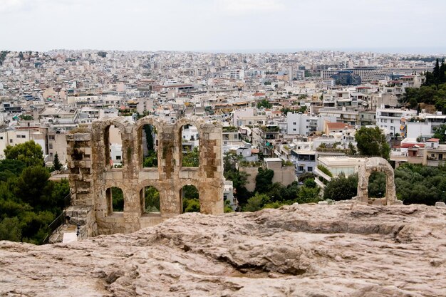 Ruinas de la ciudad vieja en el fondo de la nueva. Atenas, Grecia, Peloponeso.