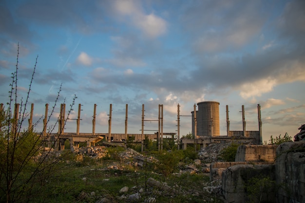 Foto ruinas de concreto y cielo azul.