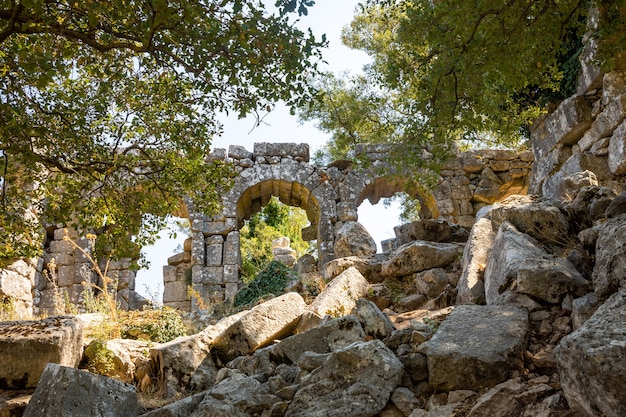 Ruínas da antiga cidade de Termessos sem turistas perto de Antalya, na Turquia