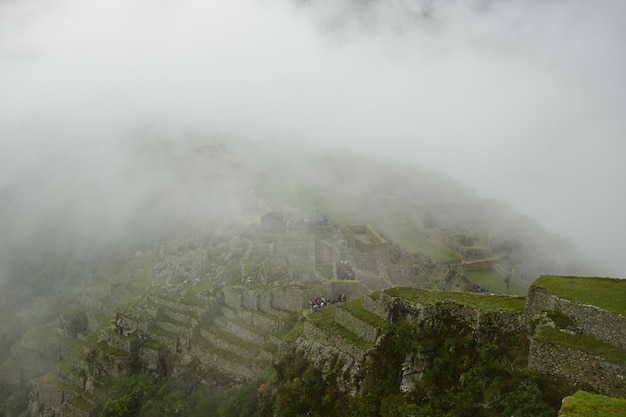 Ruínas da antiga cidade inca machu picchu no nevoeiro Peru