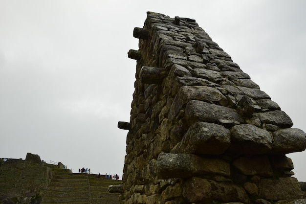 Ruínas da antiga cidade inca machu picchu no nevoeiro Peru