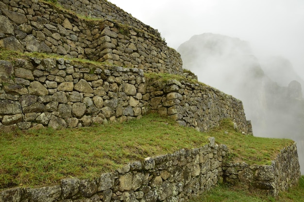 Ruínas da antiga cidade inca machu picchu no nevoeiro Peru