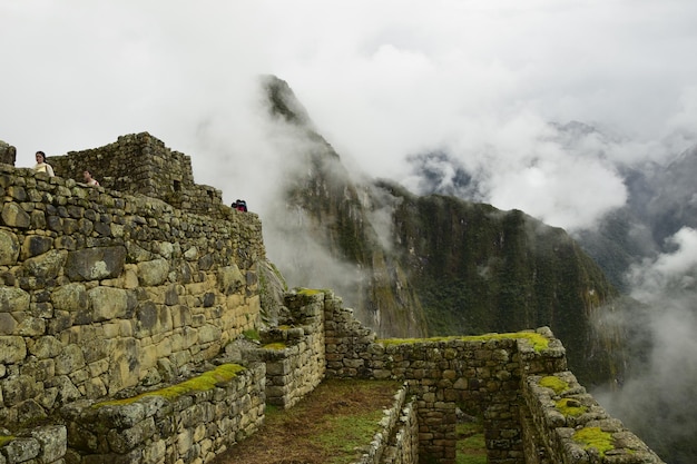 Ruínas da antiga cidade inca machu picchu no nevoeiro Peru
