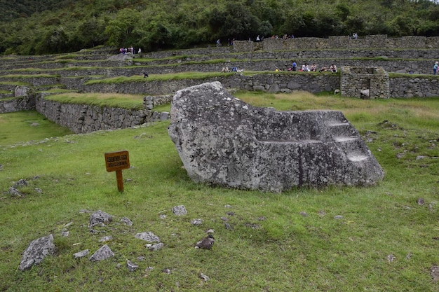 Ruínas da antiga cidade inca machu picchu no nevoeiro peru