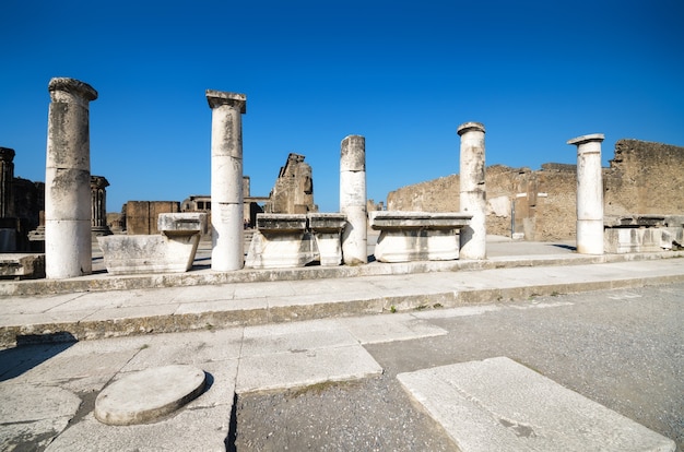 Foto ruínas da antiga cidade romana de pompéia, que foi destruída pelo vulcão, o monte vesúvio
