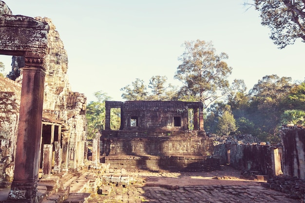 Foto ruínas da antiga civilização khmer de angkor perto de siem reap, camboja