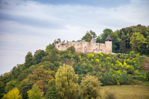 Ruínas da antiga fortaleza medieval de Frankopan Novigrad e paisagem rural na Croácia