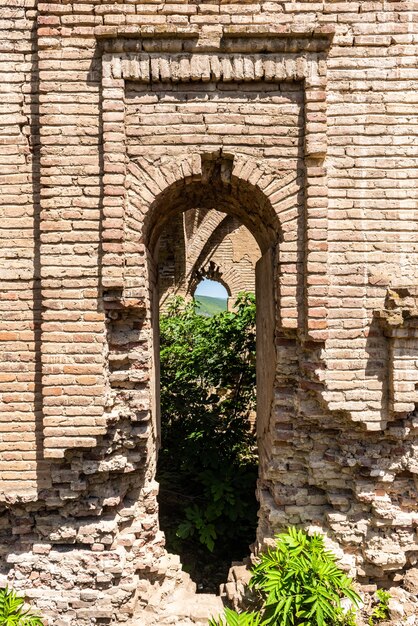 Ruínas da antiga igreja albanesa de kilwar, na vila de gilavar, construída no século 17