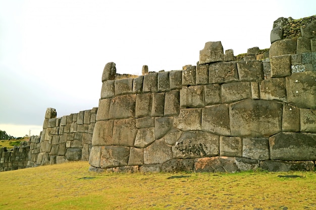 Foto ruínas da antiga muralha de pedra enorme inca da fortaleza de sacsayhuaman, cuzco, peru